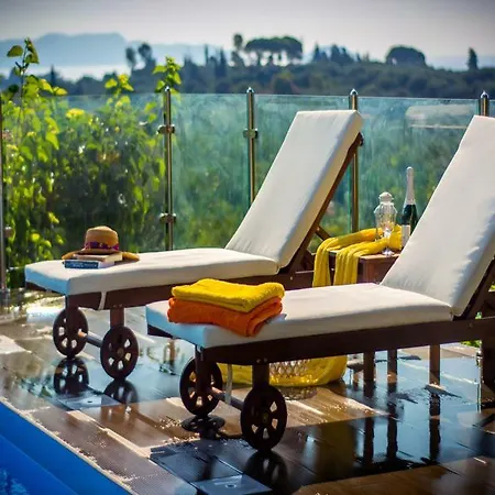 Natura Prive Swimming Pool Λιθακιά