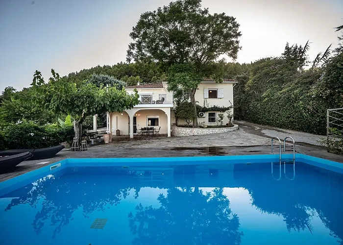 Natura Prive Swimming Pool Литакия