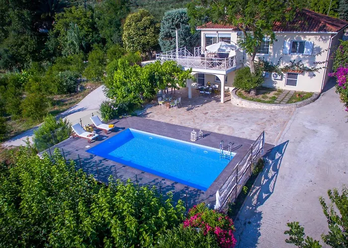 Natura Prive Swimming Pool Вилла Литакия